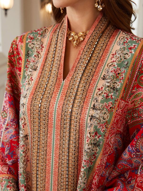 Caftan rouge à motifs cachemire et bordure ethnique, posture de la main sur la hanche