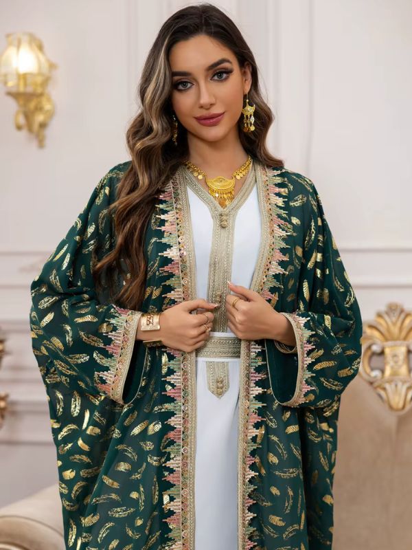 Gros plan sur le caftan émeraude dévoilant les détails raffinés des broderies