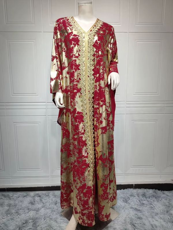 Mannequin portant un caftan marocain rouge à reflets dorés