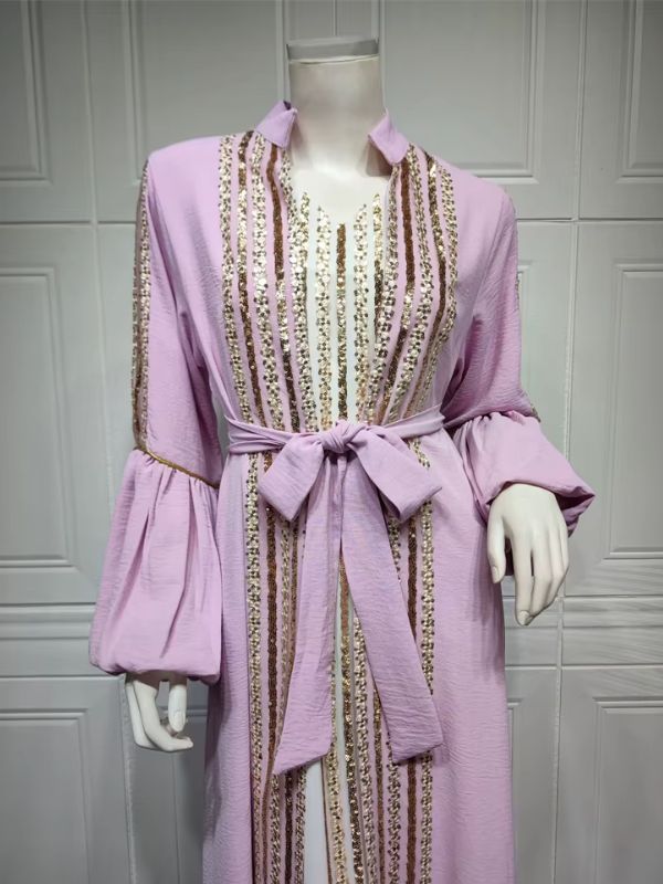 Caftan marocain lavande à bandes de sequins dorés, ceinture nouée à la taille, vue rapprochée sur mannequin.