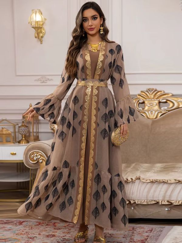 Une femme vêtue d’un caftan marocain couleur argan