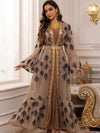 Une femme porte un caftan marocain élégant couleur sable décoré