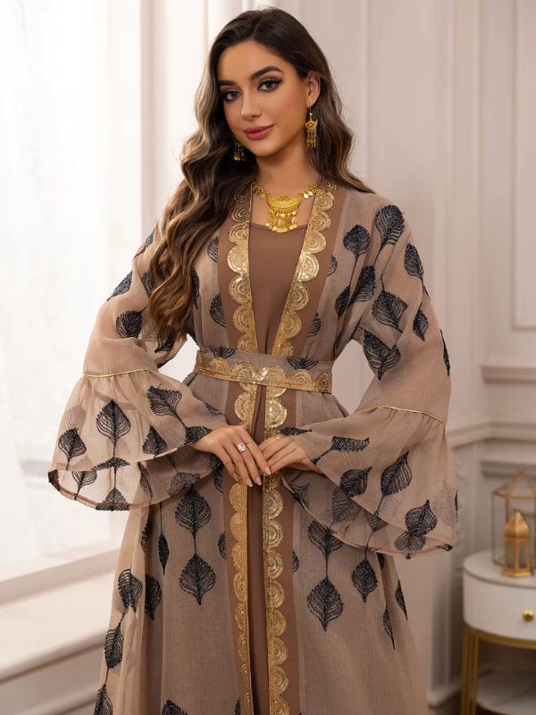 Une femme habillée d’un caftan marocain beige à broderies dorées