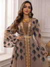 Une femme porte un caftan marocain beige orné de motifs noirs