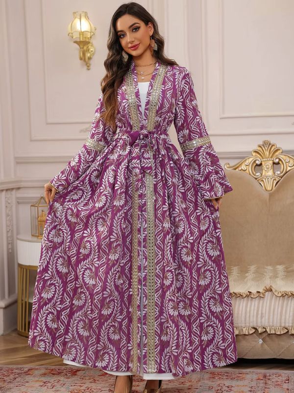 Une femme porte un caftan marocain figuier royal