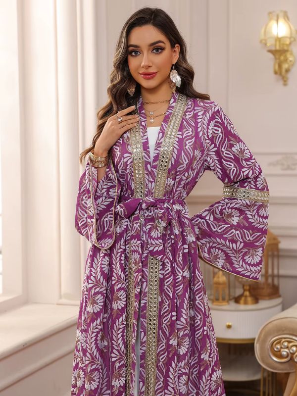 Une femme porte un caftan marocain figuier royal