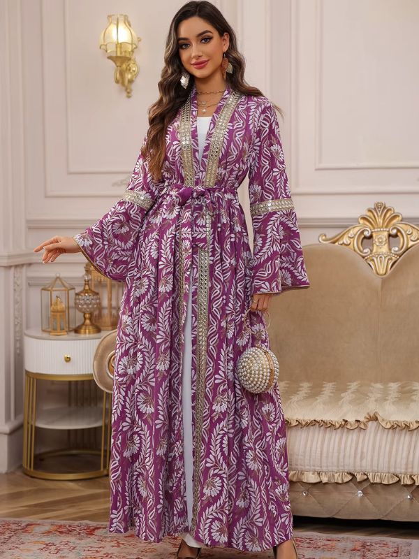 Une femme dévoile toute la largeur de son caftan marocain violet orné de motifs blancs