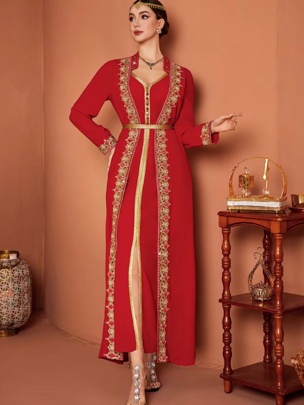 Femme portant un caftan marocain rouge à manches longues et col officier doré, posant devant un décor oriental