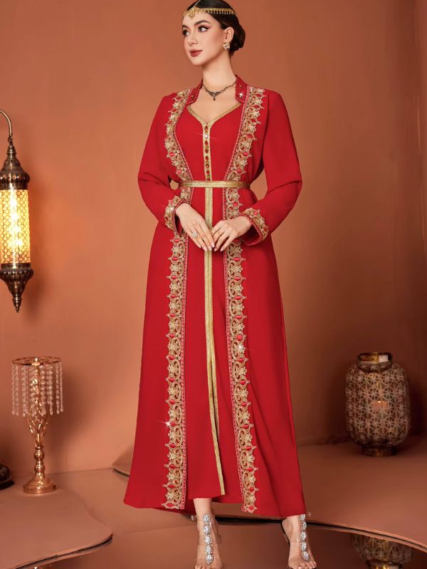 Une femme porte un caftan grande rouge sublime dans un intérieur oriental