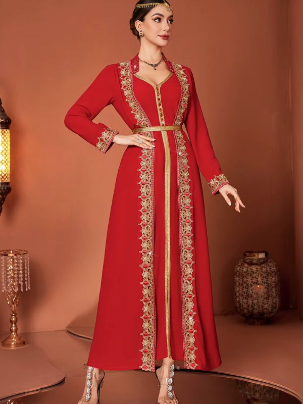 Femme portant un caftan marocain rouge, dans une ambiance de cérémonie orientale