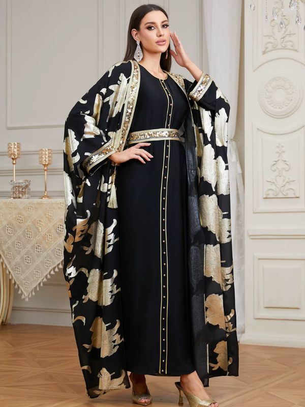 Femme portant un caftan marocain deux pièces noir à brocart fleuri or et blanc