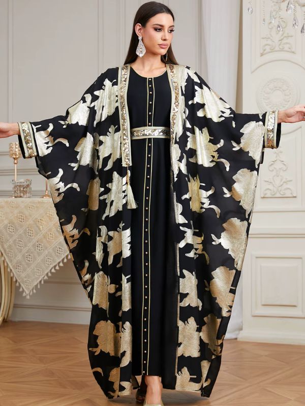 Femme portant un caftan marocain deux pièces noir à brocart fleuri or et blanc