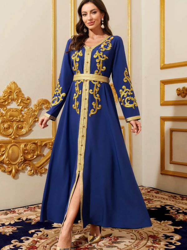 Femme en caftan marocain bleu royal brodé d'or, fente centrale et ceinture dorée, dans un salon somptueux