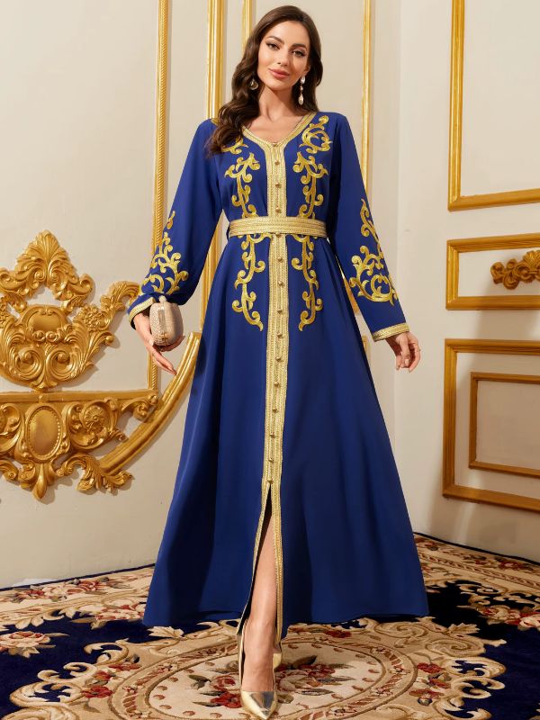 Femme en caftan marocain bleu royal brodé d'or, fente centrale et ceinture dorée, dans un salon somptueux