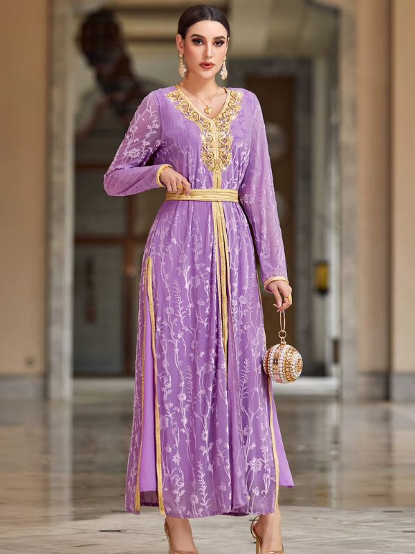 Femme portant un caftan marocain lavande brodé de doré avec ceinture assortie.