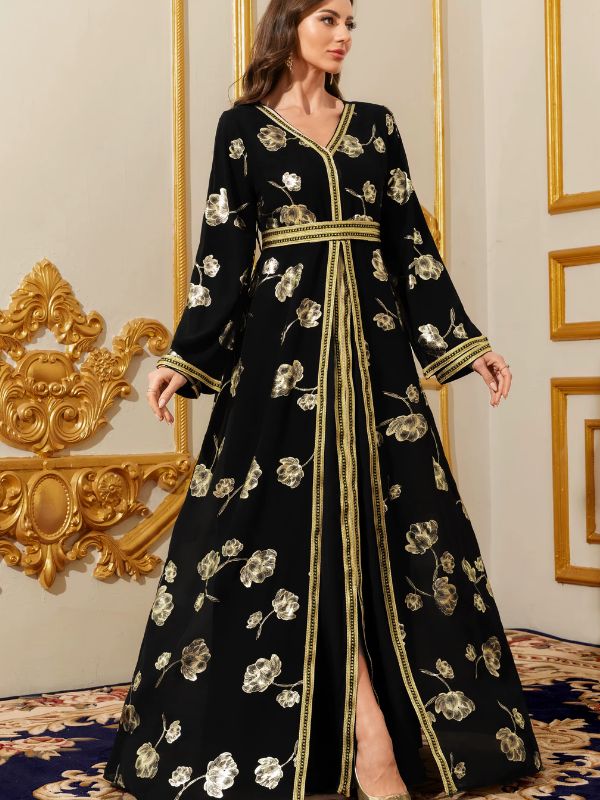 Caftan noir à fleurs dorées et large ceinture brodée, fente centrale, debout de face