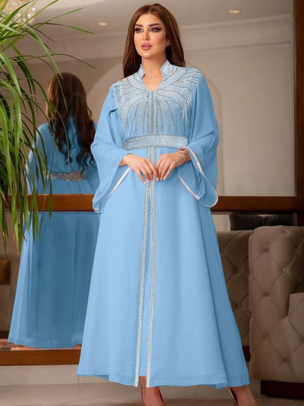 Une femme porte un caftan marocain de couleur bleu