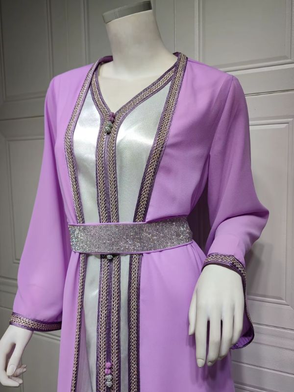 Image d&#39;un caftan marocain de luxe violet
