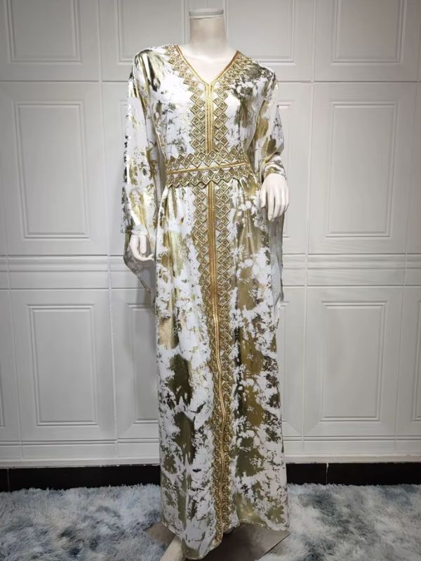 Caftan marocain blanc drapé sur un mannequin