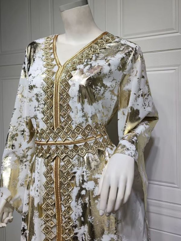 Caftan marocain blanc drapé sur un mannequin