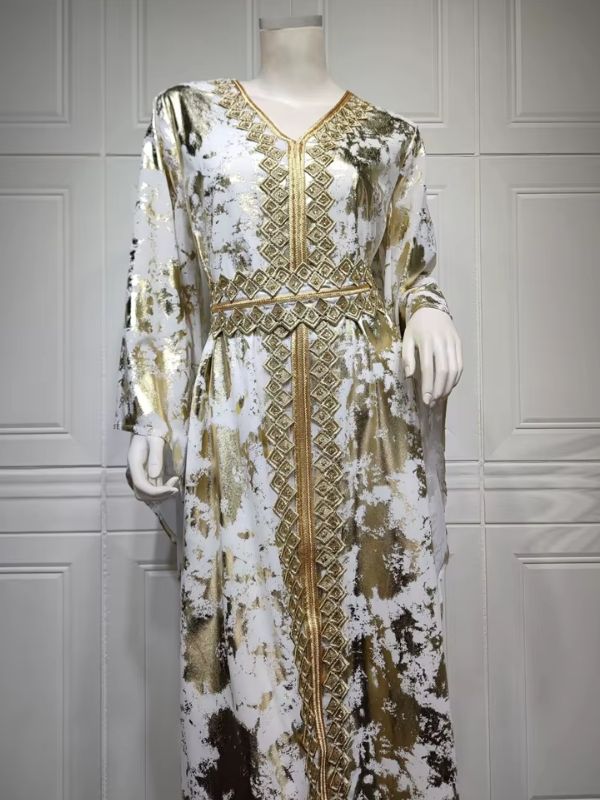 Vue de face d&#39;un caftan marocain blanc