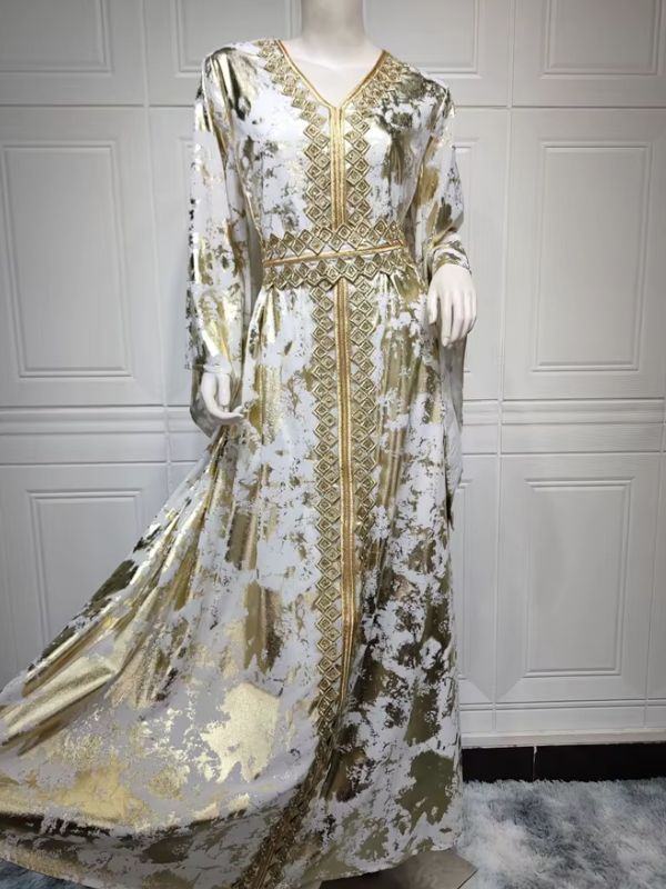 Vue rapprochée d&#39;un caftan marocain blanc 