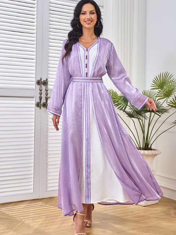 Femme souriante en caftan marocain lila et blanc à boutons décoratifs