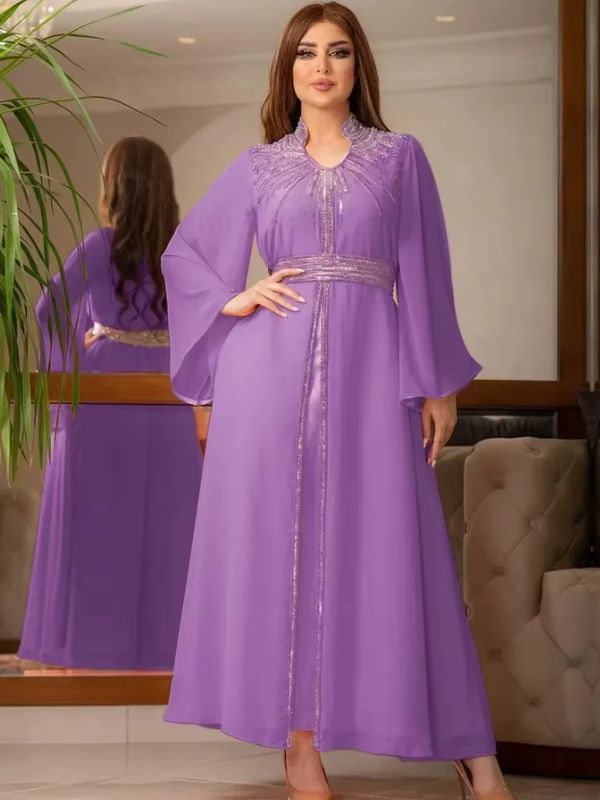 Une femme en caftan violet