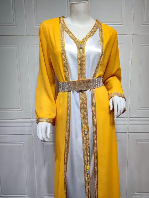 Détail des manches évasées et de la ceinture d’un caftan marocain jaune