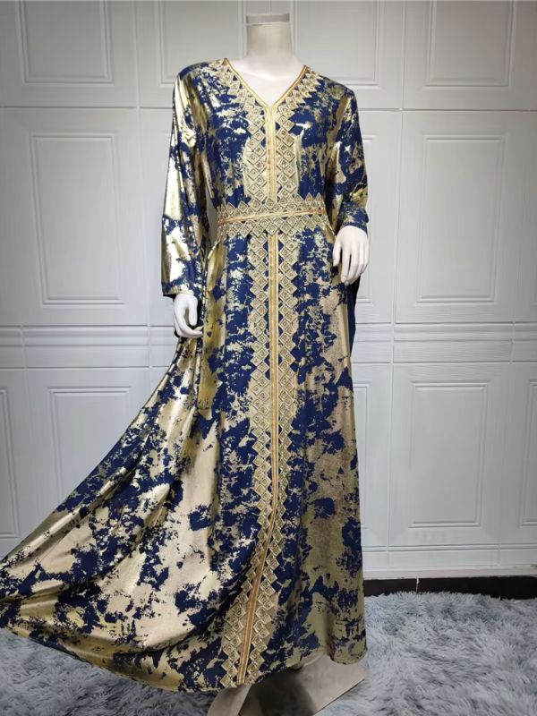 Un caftan marocain bleu sur un mannequin