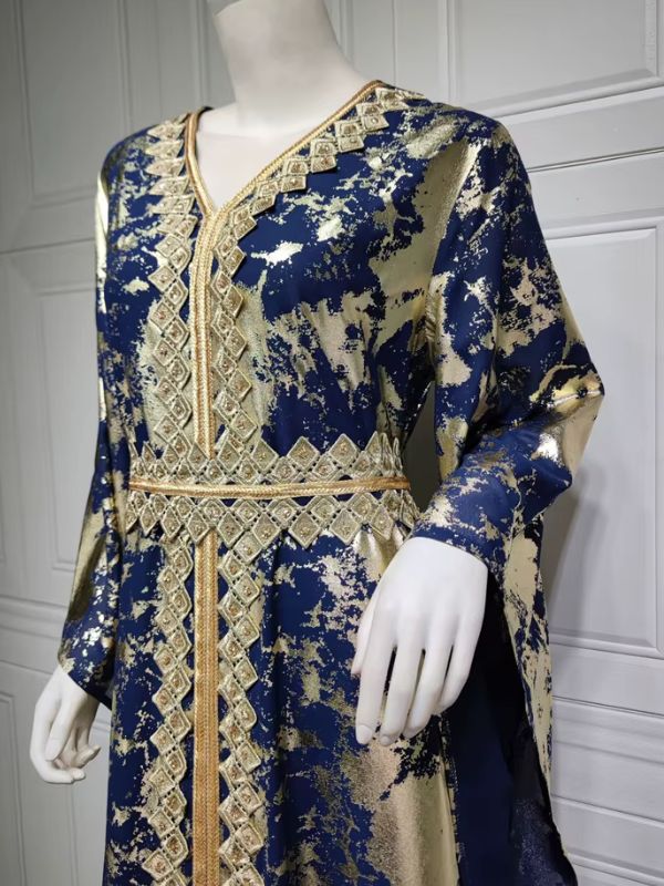 Un caftan marocain bleu sur un mannequin