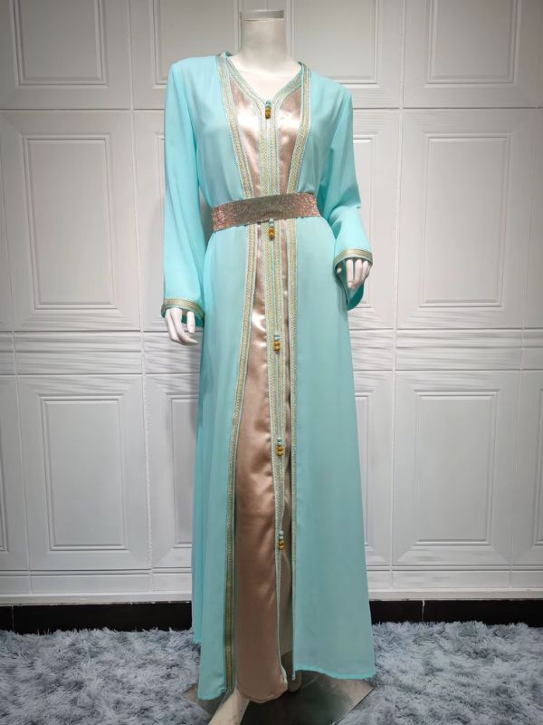 Vue complète du caftan, alliant élégance marocaine et douceur de la couleur menthe