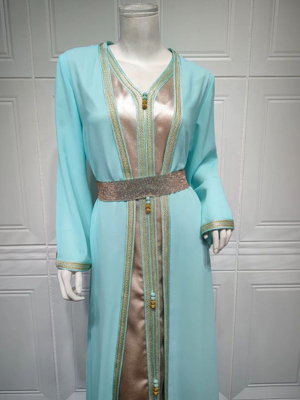 Profil mettant en valeur les manches amples et la finesse des finitions