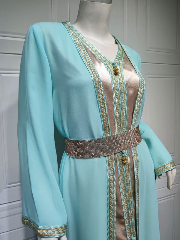 Vue rapprochée sur la poitrine et la ceinture strassée qui affine la silhouette