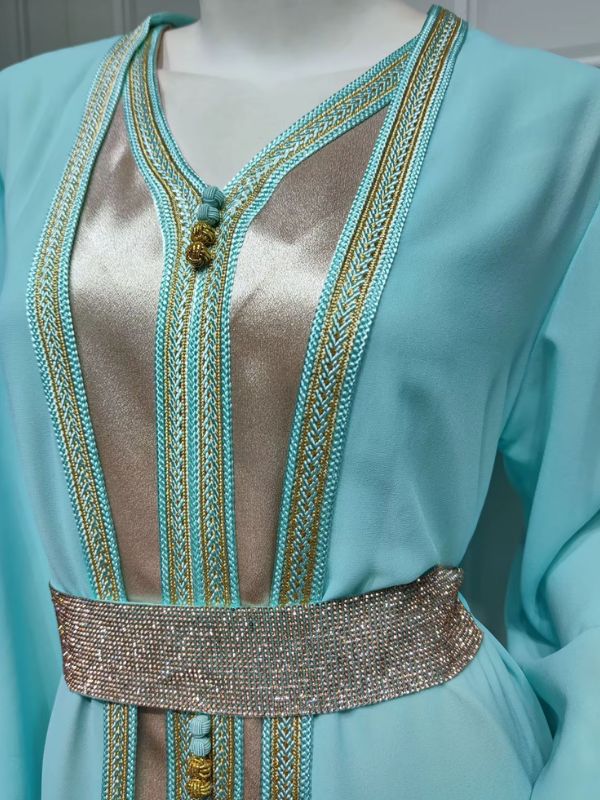 Vue complète du caftan, alliant élégance marocaine et douceur de la couleur menthe