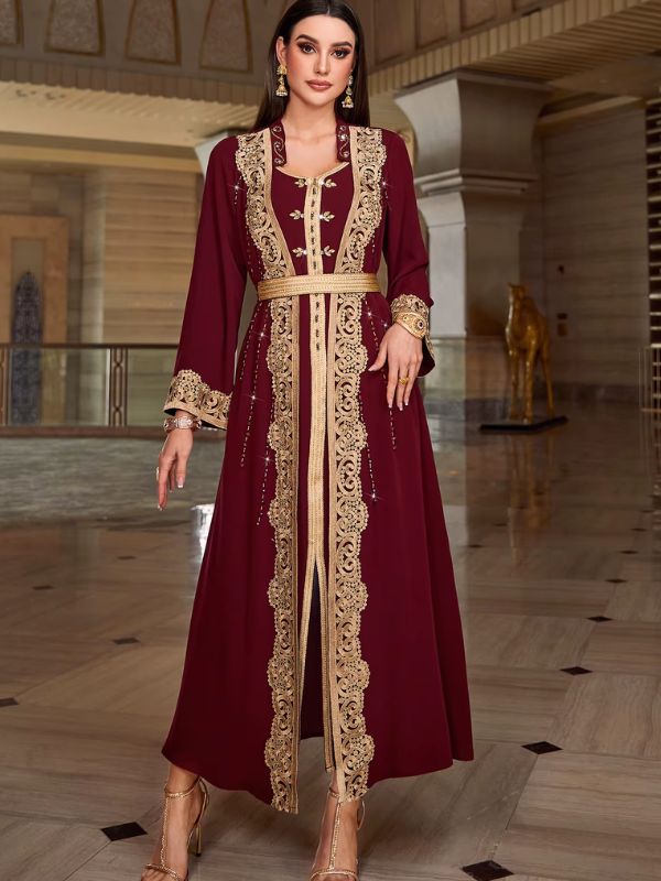 Caftan bordeaux à broderie dorée dentelée sur le buste et ceinture assortie, pose de face