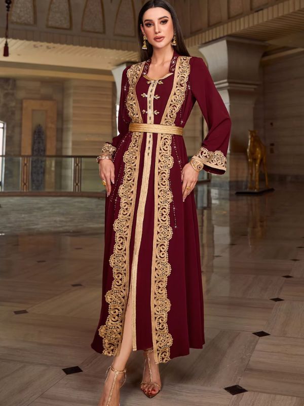 Caftan bordeaux à broderie dorée dentelée sur le buste et ceinture assortie, pose de face
