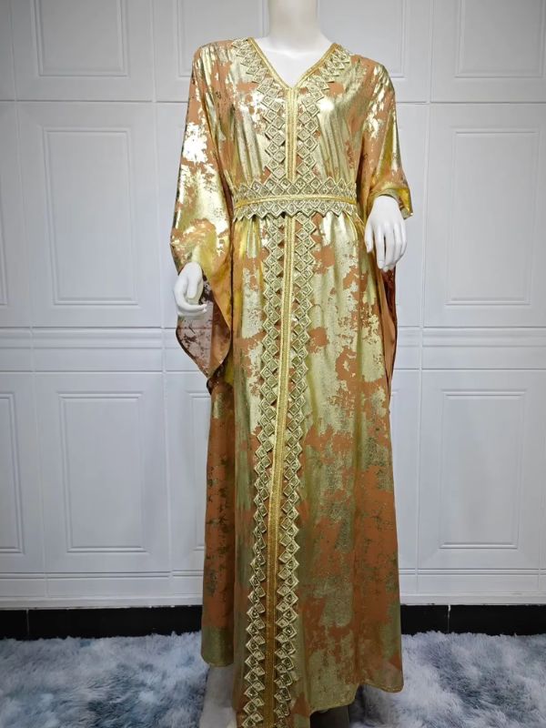 Une mannequin porte un caftan luxueux