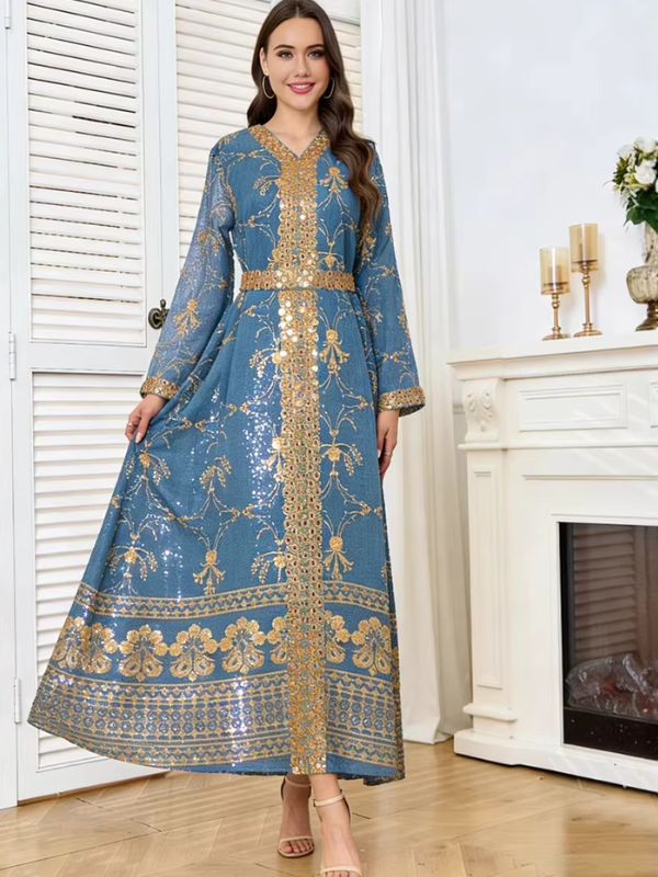 Caftan marocain mariage bleu acier à broderies dorées et miroirs, porté de face avec ceinture dorée