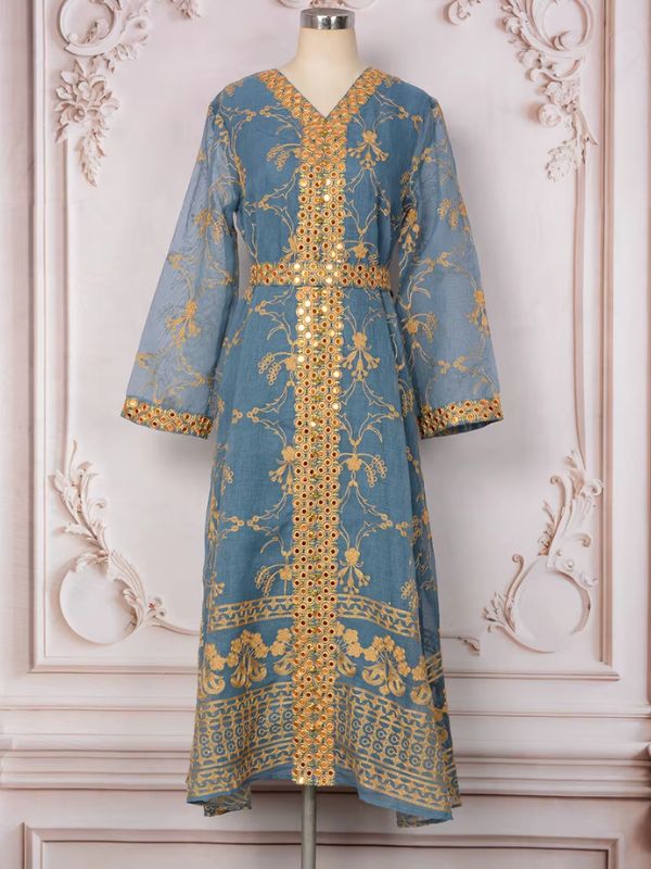 Caftan marocain mariage bleu acier sur mannequin, vue de face avec bande centrale à miroirs
