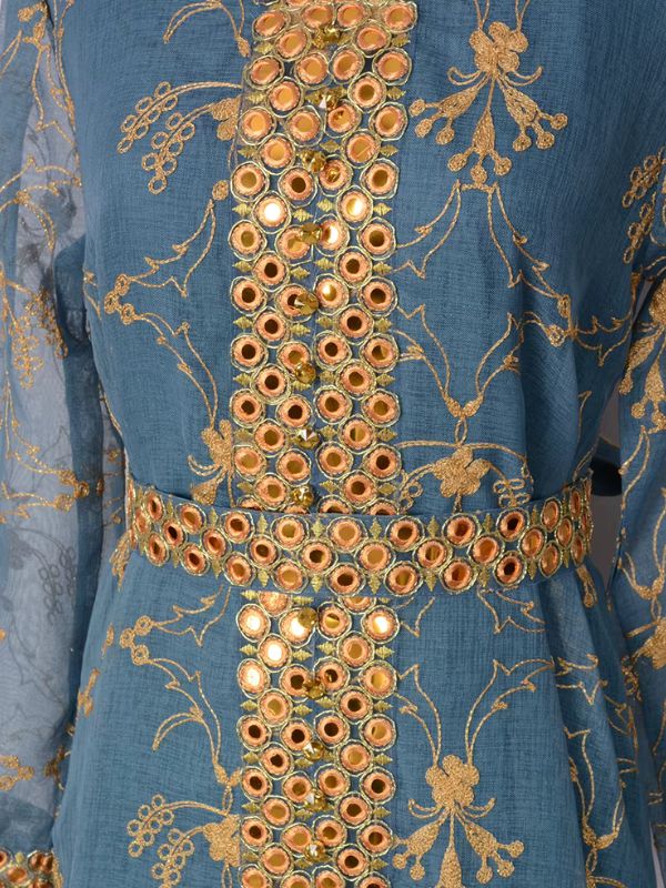 Détail de la ceinture et de la bande centrale à miroirs dorés sur le caftan marocain mariage bleu acier