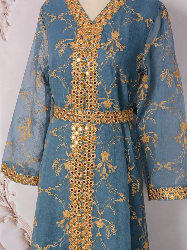 Détail du col en V, de la ceinture et des manches en voile brodé sur le caftan marocain mariage bleu acier