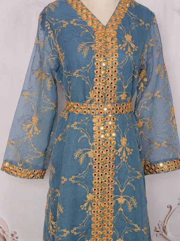 Buste et manches longues brodées du caftan marocain mariage bleu acier, col en V à miroirs dorés