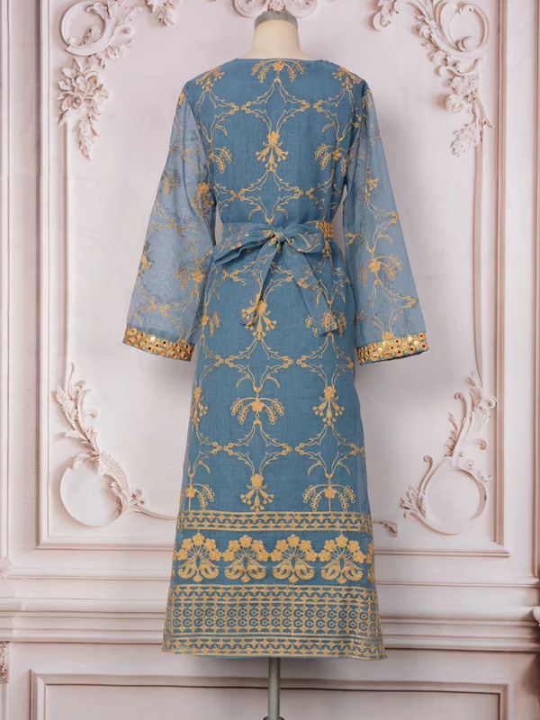 Dos du caftan marocain mariage bleu acier sur mannequin, ceinture nouée et bordure brodée