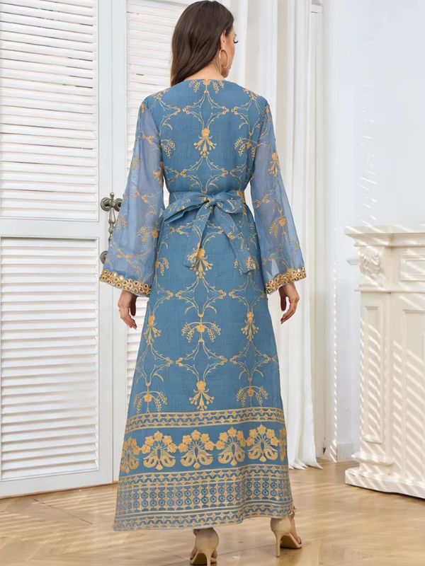 Caftan marocain mariage bleu acier vu de dos, porté avec ceinture nouée et jupe évasée