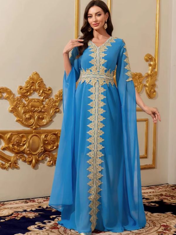 Caftan marocain mariage bleu azur Lagune d'Oualidia porté de face, dentelle dorée et longues manches flottantes
