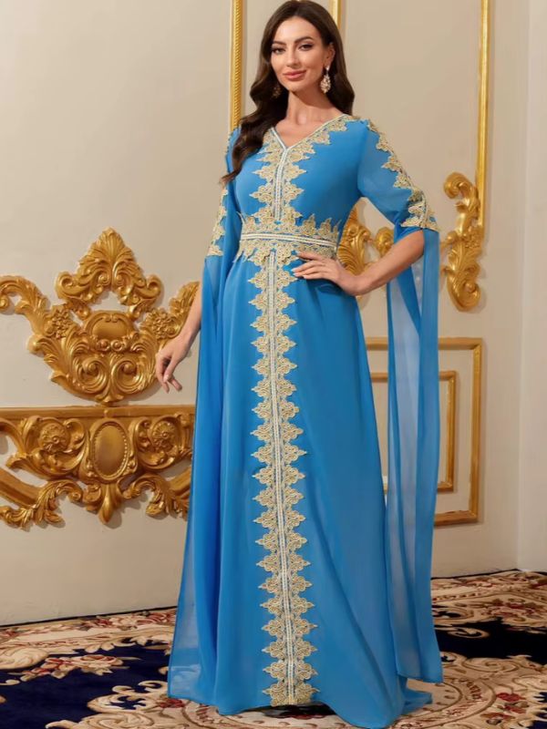 Caftan bleu azur Lagune d'Oualidia de face, col en V et bande centrale de dentelle dorée jusqu'au sol