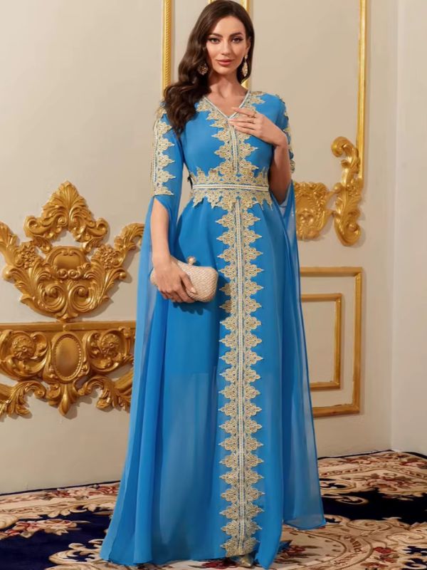 Caftan marocain bleu azur Lagune d'Oualidia, taille soulignée de dentelle dorée, pochette en mise en scène