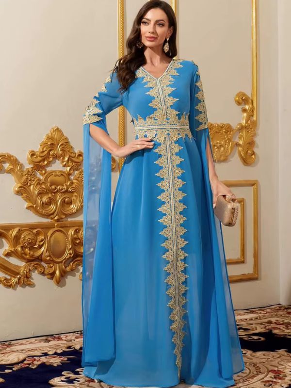 Caftan bleu azur Lagune d'Oualidia, manches ajustées ornées de dentelle dorée prolongées de pans en voile