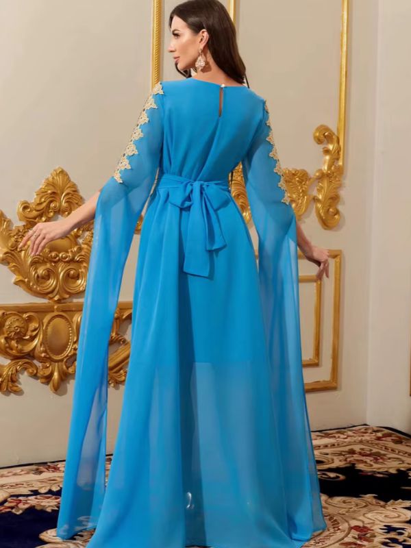 Caftan marocain bleu azur Lagune d'Oualidia vu de dos, ceinture en tissu nouée et pans de manches jusqu'au sol